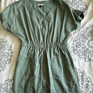 Green elastic waist dress with zipper and pockets